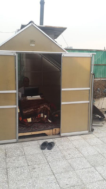 اتاق کار احمد #زیدآبادی در تراس خانه‌اش و روزهای اجباری خانه‌نشینی. #روزنامه‌نگار سرشناسی که بعد از سالها زندان و تبعید، محروم از #روزنامه‌نگاری استiranbaan