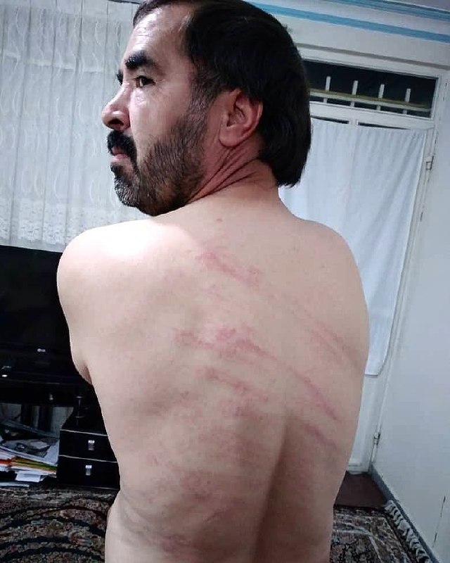 داوود رفیعی، #کارگر اخراجی #پارس_خودرو بعد از تحت فشار قرار گرفتن وثیقه‌گذارش توسط دستگاه قضایی، هنگام مراجعه به دادسرای مقدس برای پیگیری مسئله بدون حکم قطعی و اطلاع قبلی، توسط مأموارن اجرای احکام هفتاد و چهار ضربه #شلاق خورد!Decreation10این #فعال_کارگری سال ۹۱ اخراج شد و به اتهام توهین به #وزیر_کار محکوم به شلاق، این در حالی است که #علی_ربیعی، وزیر کار سابق در نامه‌ای اعلام کرده بود که شکایتی از آقای رفیعی ندارد nikimahjoubاسماعیل بخشی