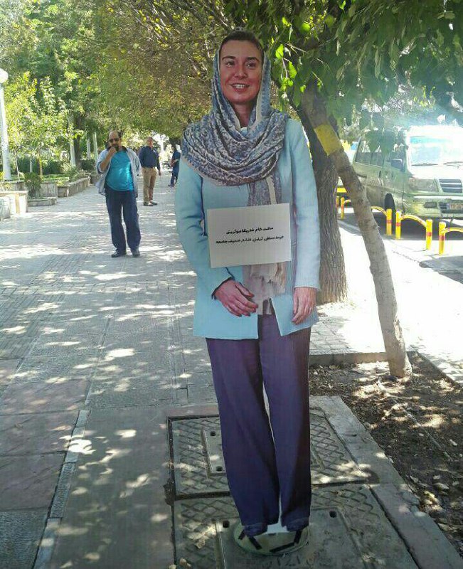 ماکت #موگرینی در بلوار کریم‌خان زند #شیراز روش نوشته شده «جهت سلفی گرفتن اقشار ضعیف جامعه»bahman_tafazoli