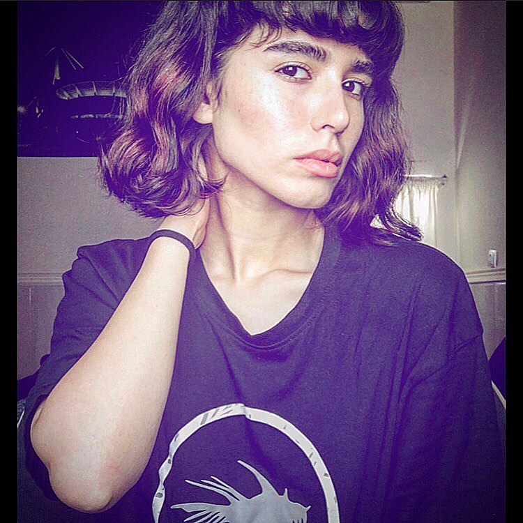 روز دوم مهرماه ۱۴۰۱ در شیراز ویدیویی منتشر شد که ماموران سرکوب‌گر سر دختری معترض را به جدول خیابان کوبیدند و به او تعرض جنسی هم کردند، از سرنوشت این معترض دیگر خبری نشد تا اینکه او در گفت و گو با دادبان تصمیم گرفت، مهر سکوت را بشکند و از ماجرای آن روز بگوید. نامش #زهرا_حقیقتیان است، دختری که آن روز با خواهرش به خیابان‌ها در شیراز برای اعتراضات پیوسته بود.  ماموران سرکوب‌گر او را به دلیل نداشتن روسری مورد ضرب و شتم و تعرض جنسی قرار دارند و در میانه درگیری او را به طرف جدول خیابان پرت می‌کنند، این معترض می‌گوید