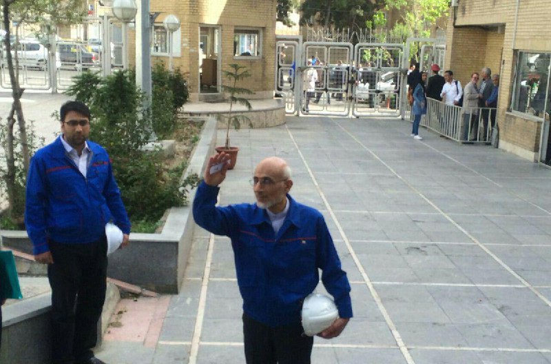 «مصطفی #میرسلیم» عضو حزب #موتلفه اسلامی برای #ثبت‌نام در #انتخابات ریاست‌جمهوری با #لباس کارگری و #کلاه_ایمنی در وزارت کشور حاضر شد SharghDaily