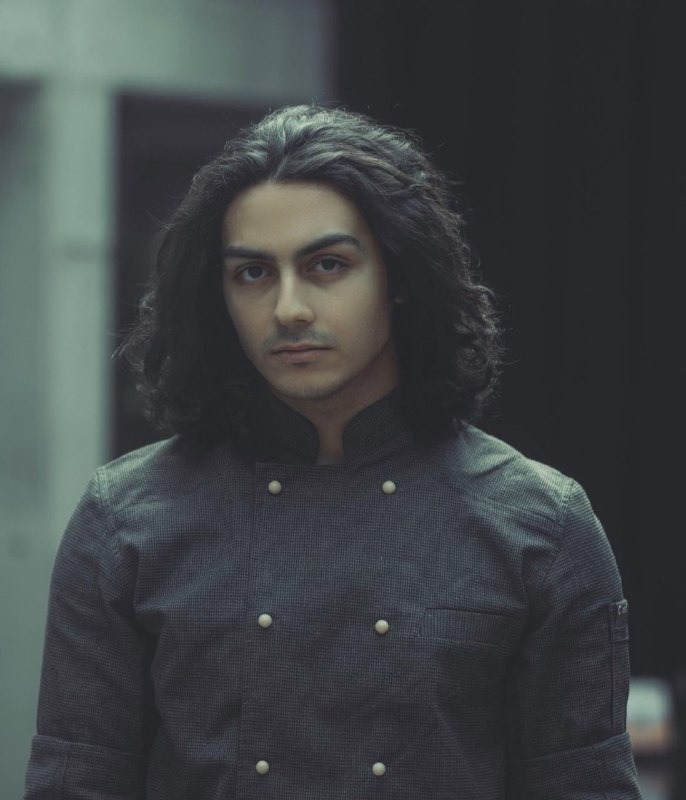 Vahid'#مهرشاد_شهیدی‌نژاد سرآشپز ۱۹ ساله و دانشجوی دانشگاه علمی کاربردی #اراک، روز چهارشنبه چهارم آبان در این شهر مورد ضرب و جرح نیروهای امنیتی قرار گرفت و بر اثر ضربات وارده به سر کشته شده است.'RadioFarda_'مرگ او یک روز قبل از تولدش به خانواده اطلاع داده شده اما پیکر او هنوز تحویل داده نشده و هنوز در سردخانه است.مهرشاد شهیدی متولد ۶ آبان ۱۳۸۱ بود.'bbcpersian'مهرشاد شهیدی، جوان متولد ۱۳۸۱ که در جریان اعتراضات سوم آبان در اراک بازداشت شد، در اداره اطلاعات سپاه این شهر بر اثر شدت ضربات باتوم جان باخت.نزدیکان او در گفت‌وگو با ایران اینترنشنال گفته‌اند که خانواده مهرشاد را تحت فشار گذاشته بودند تا بگویند او به دلیل ترس سکته کرده است.'IranIntl📡 @VahidOnlineVahid'#مهرشاد_شهیدی‌نژاد سرآشپز ۱۹ ساله و دانشجوی دانشگاه علمی کاربردی #اراک، روز چهارشنبه چهارم آبان در این شهر مورد ضرب و جرح نیروهای امنیتی قرار گرفت و بر اثر ضربات وارده به سر کشته شده است.'RadioFarda_'مرگ او یک روز قبل از تولدش به خانواده اطلاع داده شده اما پیکر او هنوز تحویل داده نشده و هنوز در سردخانه است.مهرشاد شهیدی متولد ۶ آبان ۱۳۸۱ بود.'bbcpersian'مهرشاد شهیدی، جوان متولد ۱۳۸۱ که در جریان اعتراضات سوم آبان در اراک بازداشت شد، در اداره اطلاعات سپاه این شهر بر اثر شدت ضربات باتوم جان باخت.نزدیکان او در گفت‌وگو با ایران اینترنشنال گفته‌اند که خانواده مهرشاد را تحت فشار گذاشته بودند تا بگویند او به دلیل ترس سکته کرده است.'IranIntl📡 @VahidOnline