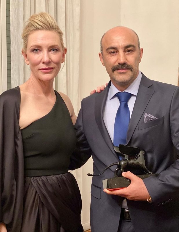 می‌خواستم چند روز توییتر نباشم ولی نمی‌ذارند. alefmimhastamدیدار نقی و گالادریلgugliemomarconiدیگه چیزی موند ندیده باشیم؟ #نقی_غیرمعمولیmim3495واکنش‌های دیگری هم بود با ابراز ناراحتی از اینکه #کیت_بلانشت با #محسن_تنابنده عکس گرفته.با اشاره به اینکه موسسه اوج، 