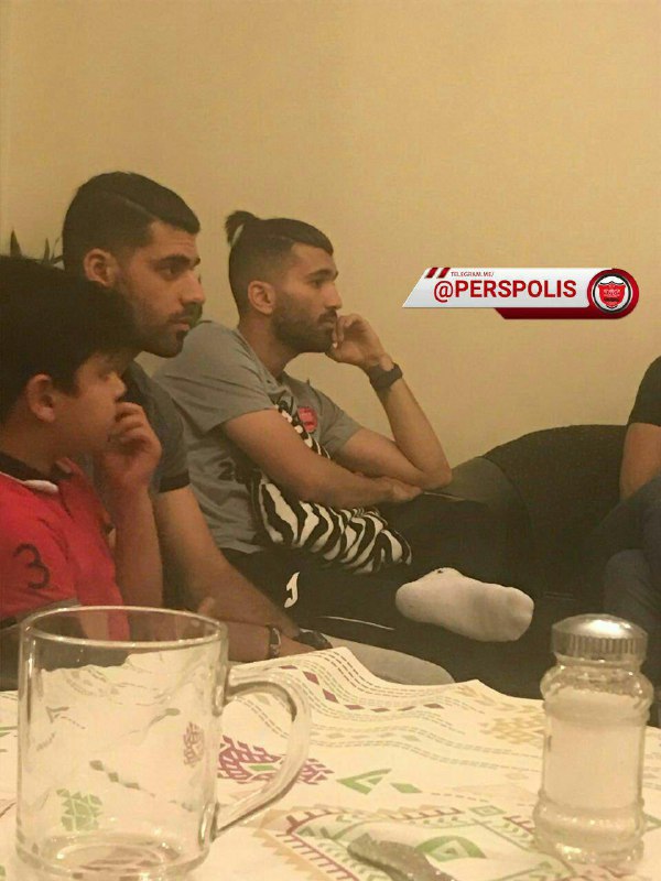 #هانی_نوروزی الان در حال دیدن بازی بارسلونا - یوونتوس به همراه #محسن_مسلمان و #طارمی@PerspolisiFerjii_