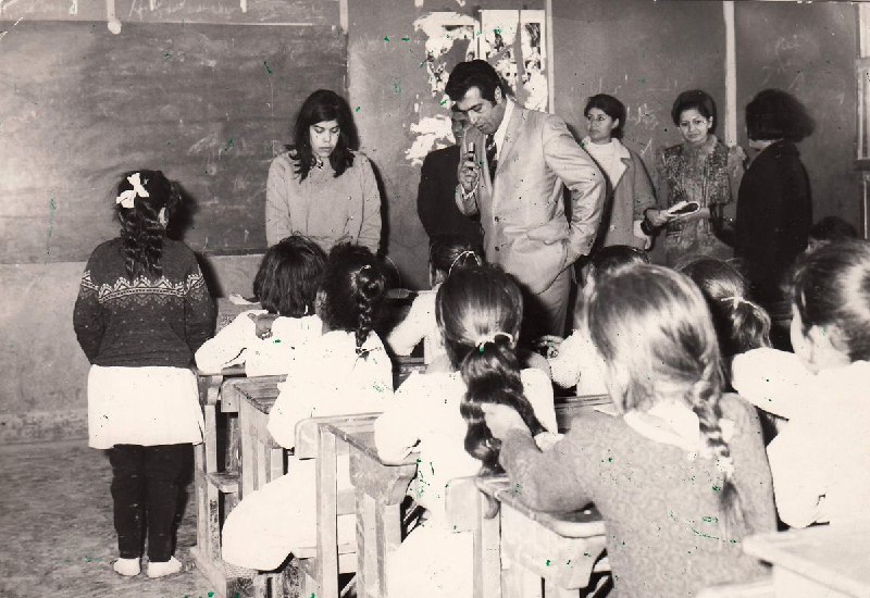 سیامک #پورزند در حال آموزش #روزنامه‌نگاری به پناهجویان فلسطینی به همراه #مهرانگیزکار