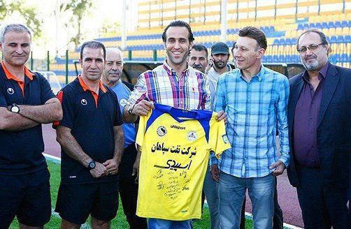 #علی_کریمی سرمربی تیم #نفت_تهران شد و هدایت این تیم در لیگ هفدهم را بر عهده گرفت.IranNewspaper