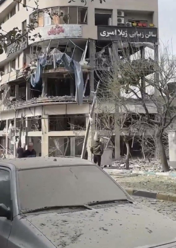 'حمله به ساختمانی در میدان هروی #تهران حدود ساعت ۹ صبح یکشنبه ۹ فروردین'تصاویر دریافتی از شهروندان + منتشر شده در شبکه‌های اجتماعیVahidتلویزیون قطری العربی روز یک‌شنبه نهم فروردین خبر داد که ساختمان دفتر این شبکه تلویزیونی در میدان هروی تهران هدف اصابت موشک‌های اسرائیل قرار گرفته است.در گزارش این شبکه آمده که موشکی که از پهپاد شلیک شده در حین اجرای برنامه زنده به این ساختمان برخورد کرده است.کارکنان این شبکه تلویزیونی در تهران مجروح نشده‌اند، اما به گفته خبرنگار این شبکه در ساختمان‌های مجاور «ده نفر زخمی» شده‌اند.@VahidHeadline📡 @VahidOnline'حمله به ساختمانی در میدان هروی #تهران حدود ساعت ۹ صبح یکشنبه ۹ فروردین'تصاویر دریافتی از شهروندان + منتشر شده در شبکه‌های اجتماعیVahidتلویزیون قطری العربی روز یک‌شنبه نهم فروردین خبر داد که ساختمان دفتر این شبکه تلویزیونی در میدان هروی تهران هدف اصابت موشک‌های اسرائیل قرار گرفته است.در گزارش این شبکه آمده که موشکی که از پهپاد شلیک شده در حین اجرای برنامه زنده به این ساختمان برخورد کرده است.کارکنان این شبکه تلویزیونی در تهران مجروح نشده‌اند، اما به گفته خبرنگار این شبکه در ساختمان‌های مجاور «ده نفر زخمی» شده‌اند.@VahidHeadline📡 @VahidOnline