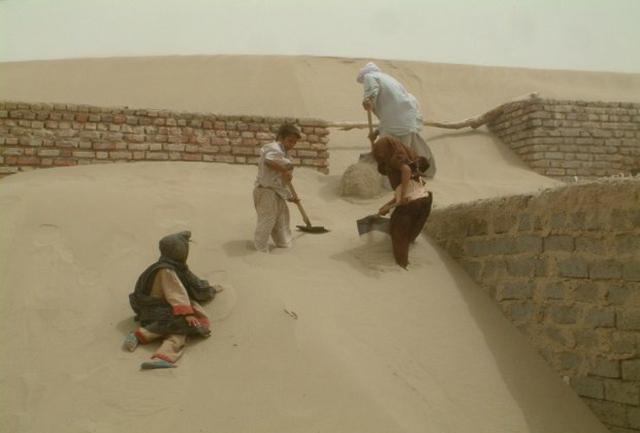 دفن ۴۰۰ روستای #سیستان زیر #توفان_شن و مراجعه ۳۵۰۰ نفر به بیمارستان bultannews.com/fa/news/373462📡 @VahidOnline#ریزگرد #محیط_زیست #گردوغبار #خاک #سیستان‌وبلوچستان #بادهای۱۲۰روزه #شن