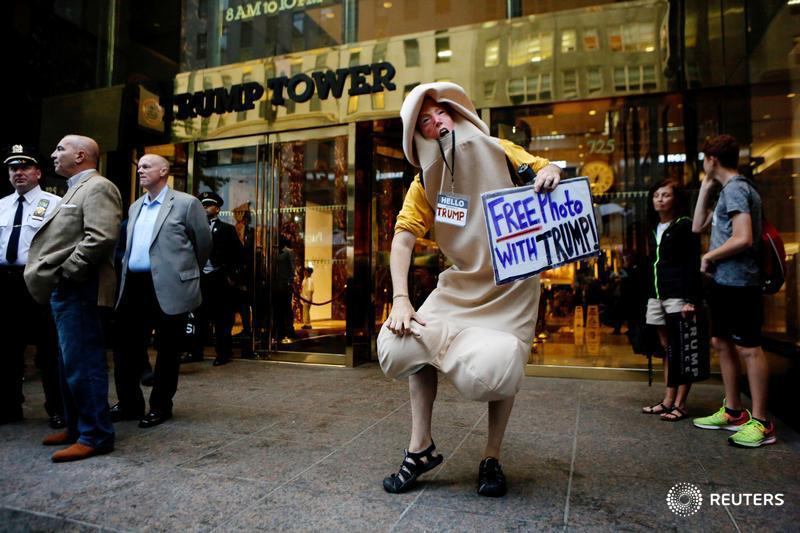 مردی با لباس #آلت_تناسلی مردانه در مقابل #برج_ترامپ (جایی که وی زندگی می‌کند)، #نیویورکعکس رایگان با #ترامپ بگیریدtwitter.com/8Retro/status/785085989890949121📡 @VahidOnline