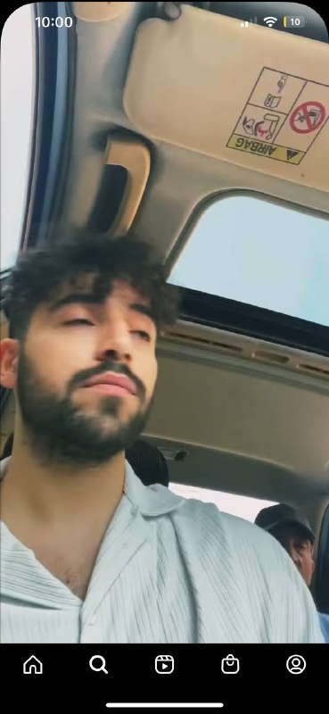 سوژه امروز تحلیل‌های شبکه‌های اجتماعی شده ویدیوی تازه #شروین_حاجی‌پوراون تصویر اول بالا رو بارها برای من هم فرستاده‌اند.اسکرین‌شات مبهمی است از اون ویدیو که نشون میده شخصی با کلاه در خودرو نشسته و از روی این میگن طرف ماموره.می‌تونستند به جاش اسکرین‌شاتی واضح‌تر رو بگذارند که مشخص باشه اون یک کلاه نظامی نیست. (تصویر دوم)من نمی‌دونم که اون شخص یک ماموره یا نه، می‌گم از روی اون عکس گمراه‌کننده و حتی این عکس واضح‌تر نمیشه نتیجه‌ای درباره این موضوع گرفت.ولی کلا چه دلیلی وجود داره که مامور موقع ضبط ویدیو توی ماشین و کادر دوربین بشینه؟ می‌تونستند بعد از ضبط و قبل از انتشار چک کنند که چی گفته.آپدیت