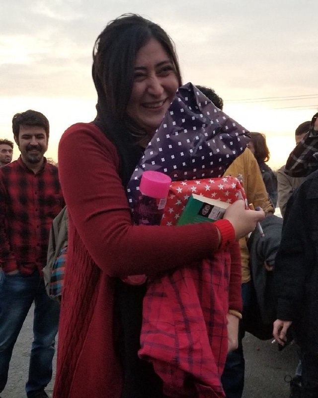 #سپیده_قلیان از بازداشت شدگان هفت تپه به قید وثیقه از زندان قرچک آزاد شد.Bidarzani#عاطفه_رنگریز از بازداشت‌شدگان روز جهانی کارگر با قید وثیقه از زندان قرچک آزاد شد. ejtehadian#امیر_امیرقلی از بازداشت‌شدگان اعتصابات و اعتراضات کارگران هفت‌تپه با قید وثیقه از زندان اوین آزاد شد. UNI_Barabari#امیرحسین_محمدی‌فرد سردبیر نشریه گام و از بازداشت‌شدگان پرونده هفت‌تپه با قید وثیقه از زندان اوین آزاد شد.PeyMan44502638مرضیه هم بالاخره اومد بیرون. #مرضیه_امیری [با قرار وثیقه]OkhtayHosseini#ساناز_الهیاری عضو هیات تحریریه نشریه گام و از بازداشت‌شدگان پرونده هفت‌تپه با قید وثیقه از زندان اوین آزاد شد.PeyMan44502638عکس مرضیه امیری، ساناز الهیاری، امیرحسین محمدی‌فرد پس از آزادی enghelabezanane📡 @VahidOnline#سپیده_قلیان از بازداشت شدگان هفت تپه به قید وثیقه از زندان قرچک آزاد شد.Bidarzani#عاطفه_رنگریز از بازداشت‌شدگان روز جهانی کارگر با قید وثیقه از زندان قرچک آزاد شد. ejtehadian#امیر_امیرقلی از بازداشت‌شدگان اعتصابات و اعتراضات کارگران هفت‌تپه با قید وثیقه از زندان اوین آزاد شد. UNI_Barabari#امیرحسین_محمدی‌فرد سردبیر نشریه گام و از بازداشت‌شدگان پرونده هفت‌تپه با قید وثیقه از زندان اوین آزاد شد.PeyMan44502638مرضیه هم بالاخره اومد بیرون. #مرضیه_امیری [با قرار وثیقه]OkhtayHosseini#ساناز_الهیاری عضو هیات تحریریه نشریه گام و از بازداشت‌شدگان پرونده هفت‌تپه با قید وثیقه از زندان اوین آزاد شد.PeyMan44502638عکس مرضیه امیری، ساناز الهیاری، امیرحسین محمدی‌فرد پس از آزادی enghelabezanane📡 @VahidOnline