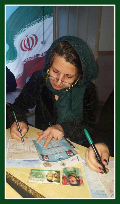 پروین فهیمی مادر #سهراب_اعرابی به #لیست_امید رای داد. با تصاویری از سهراب، موسوی و خاتمی #انتخابات ImNotCoffee