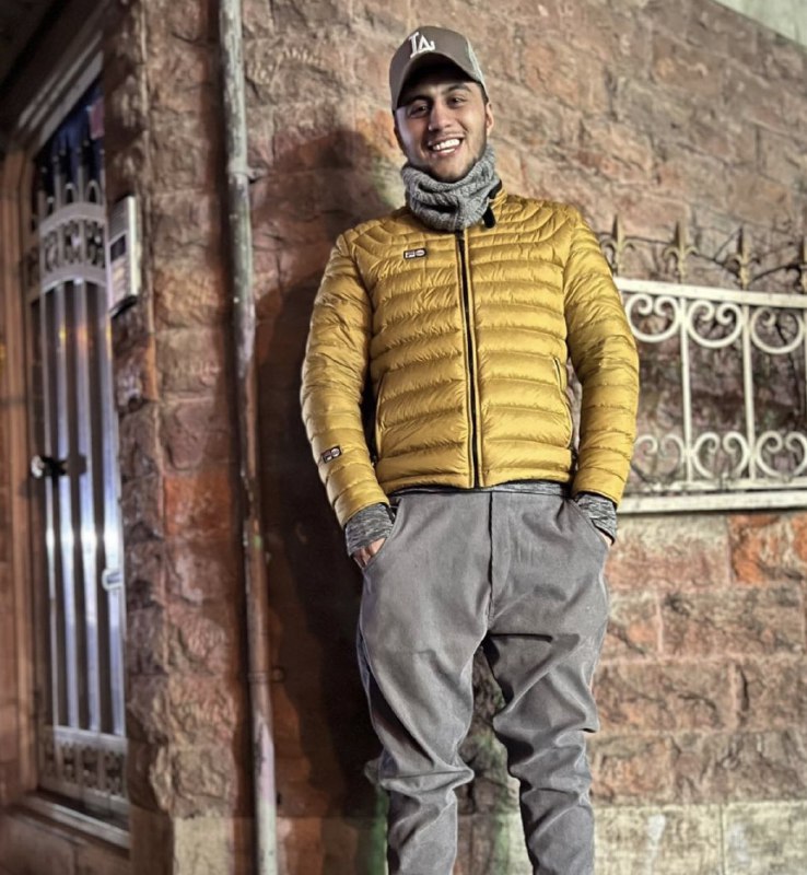 خانواده #ماهان_صدرات گفتند حکم اعدامش رفته اجرای احکام ماهان فقط ۲۳ سالشه. اتهاماتش «محاربه، اجتماع و تبانی، آتش زدن موتور و تخریب گوشی شاکی خصوصی و ایراد جرح عمدی با چاقو نسبت به شاکی» است MaryamMoqaddamمحمدرضا قنبرطلب از کارمندان مجلس یکی از شاکیان است. دیگر شاکی او، حجت الاسلام مجتبی تختی‌پور سرپرست اداره فهما (فرهنگ هنر مساجد ایران) در شهر تهران معرفی شده است.voanews پنجشنبه محمدرضا قنبرطلب گفت که همه شاکیان این پرونده از شکایت خود گذشته و اعلام رضایت کرده‌اند. باتوجه به اینکه اتهام ماهان صدرات محاربه بود، اعلام رضایت شاکیان تاثیری در حکم اعدام او نداشت.جای امیدواری وجود داشت که این حکم در دیوان عالی کشور نقض شود ولی امروز شهرام صدرات، عموی ماهان به شرق گفت که حکم اعدام ماهان در دیوان عالی کشور تایید و به اجرای احکام ارجاع شده است. کاظم صدرات، پدر ماهان نیز در اظهاراتی جداگانه بیان کرد