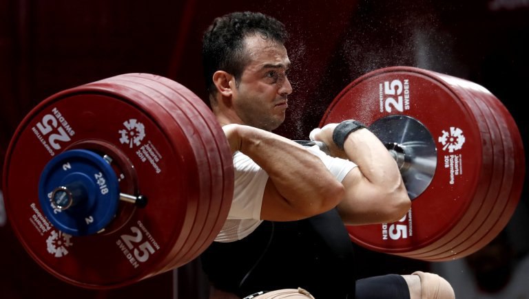 #سهراب_مرادی با شکستن ۳رکورد ۳ مدال طلا از مسابقات جهانی #وزنه‌برداری در ترکمنستان گرفت. او رکورد یک‌ضرب را ۱کیلو، دوضرب را ۵کیلو و رکورد مجموع جهان را ۱۵کیلو ارتقا داد💪🥇🥇🥇🇮🇷bbcpersians📡@VahidOnline