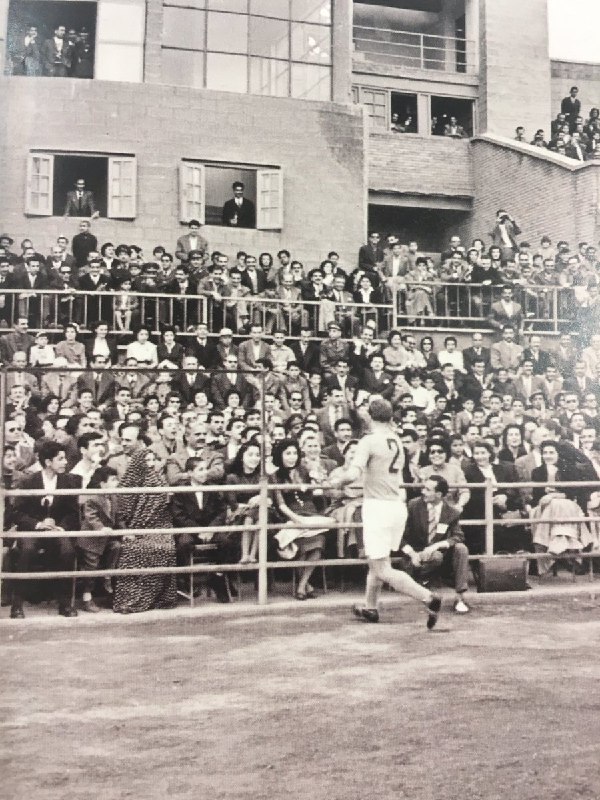 عکسی کمتردیده شده. #فوتبال در #امجدیه سال‌های پیش از #انقلاب۵۷. #زنان کنار مردان.از چادر تا کت و دامن.این فرهیختگی ملی کجای تاریخ جا ماند؟aliaalei