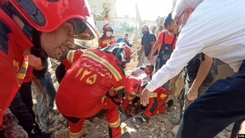 به گزارش رسانه‌های داخلی ایران انفجار #گاز در #بازارچه_عامری #اهواز رخ داده است که علاوه بر تخریب بخشی عمده‌ای از ساختمان این #بازار، باعث مرگ دست‌کم ۶ نفر و مصدومیت ۹ نفر شده است.سخنگوی اورژانس کشور می‌گوید که این #انفجار در یک منزل مسکونی دوطبقه در جنب بازار روی داده و افزوده است که «هنوز علت این حادثه مشخص نیست اما برخی علت آن را نشت گاز اعلام کرده‌اند.»در همین حال، در پی وقوع حادثه‌ای در یک شرکت ریخته‌گری در شهرک صنعتی #شمس‌آباد شهرستان #ری، یکی از کوره‌ها منفجر و منجر به فوت ۲ تن از #کارگران و مصدومیت دو #کارگر دیگر شد.RadioFarda_📡 @VahidOnlineبه گزارش رسانه‌های داخلی ایران انفجار #گاز در #بازارچه_عامری #اهواز رخ داده است که علاوه بر تخریب بخشی عمده‌ای از ساختمان این #بازار، باعث مرگ دست‌کم ۶ نفر و مصدومیت ۹ نفر شده است.سخنگوی اورژانس کشور می‌گوید که این #انفجار در یک منزل مسکونی دوطبقه در جنب بازار روی داده و افزوده است که «هنوز علت این حادثه مشخص نیست اما برخی علت آن را نشت گاز اعلام کرده‌اند.»در همین حال، در پی وقوع حادثه‌ای در یک شرکت ریخته‌گری در شهرک صنعتی #شمس‌آباد شهرستان #ری، یکی از کوره‌ها منفجر و منجر به فوت ۲ تن از #کارگران و مصدومیت دو #کارگر دیگر شد.RadioFarda_📡 @VahidOnline