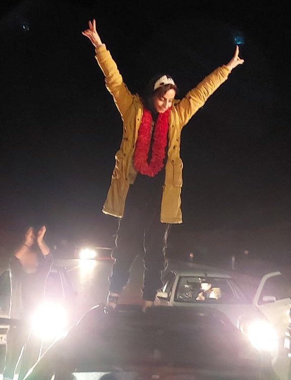 'استقبال مردم شهر #آبدانان از #سونیا_شریفی دختر ۱۷ ساله‌ای که با قید وثیقه از زندان ایلام آزاد شد. ۲۴ آذر'Vahid📡 @VahidOnline'استقبال مردم شهر #آبدانان از #سونیا_شریفی دختر ۱۷ ساله‌ای که با قید وثیقه از زندان ایلام آزاد شد. ۲۴ آذر'Vahid📡 @VahidOnline