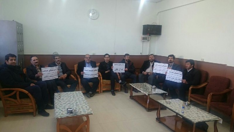 امروز سه شنبه ۱۴ اسفند ۱۳۹۷، جمعی از #معلمان برای سومین روز در مدارس استانهای البرز، کردستان، تهران، همدان، کرمانشاه، یزد، آذربایجان غربی، آذربایجان شرقی، قزوین و اصفهان دست به #تحصن زدند.#تحصن_سراسری_معلمان hra_news - AhmadMedadiصدیقه پاک‌ضمیر در این یادداشت از حقوق دریافتی معلمان حق‌التدریسی، که به طور تقریبی یک سوم معلمان رسمی و پیمانی است، و شرایط کاری سخت‌ آن‌ها میگوید. #اعتصاب_سراسری_معلمانmeidaandotcom📡 @VahidOnlineامروز سه شنبه ۱۴ اسفند ۱۳۹۷، جمعی از #معلمان برای سومین روز در مدارس استانهای البرز، کردستان، تهران، همدان، کرمانشاه، یزد، آذربایجان غربی، آذربایجان شرقی، قزوین و اصفهان دست به #تحصن زدند.#تحصن_سراسری_معلمان hra_news - AhmadMedadiصدیقه پاک‌ضمیر در این یادداشت از حقوق دریافتی معلمان حق‌التدریسی، که به طور تقریبی یک سوم معلمان رسمی و پیمانی است، و شرایط کاری سخت‌ آن‌ها میگوید. #اعتصاب_سراسری_معلمانmeidaandotcom📡 @VahidOnline