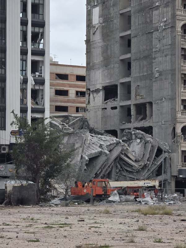 تصاویر دریافتی دیگر از ساختمان هدف قرارگرفته در خیابان دانشگاه ۱۶ #بندرعباسگویا در حمله به بندرعباس علیرضا تنگسیری فرمانده نیروی دریایی سپاه پاسداران انقلاب اسلامی کشته شد.پنج‌شنبه ۶ فرودینVahid📡 @VahidOnlineتصاویر دریافتی دیگر از ساختمان هدف قرارگرفته در خیابان دانشگاه ۱۶ #بندرعباسگویا در حمله به بندرعباس علیرضا تنگسیری فرمانده نیروی دریایی سپاه پاسداران انقلاب اسلامی کشته شد.پنج‌شنبه ۶ فرودینVahid📡 @VahidOnline