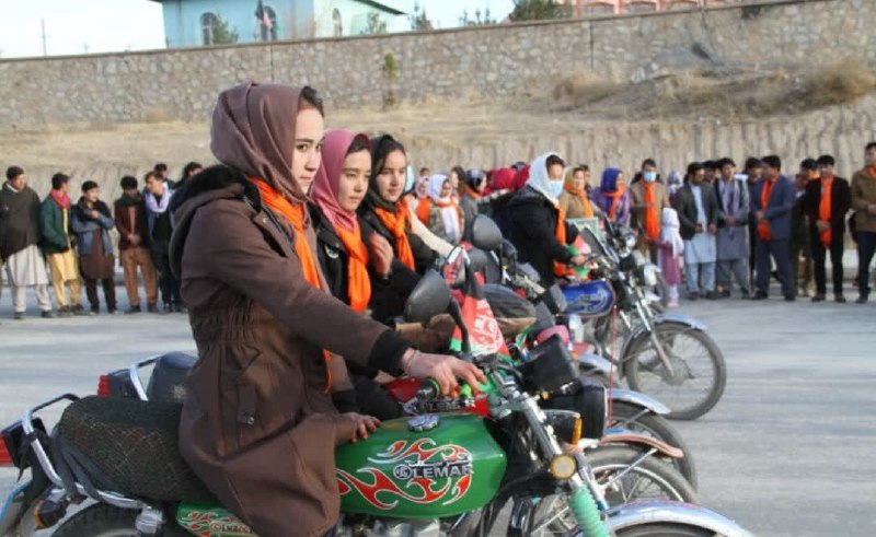 به مناسبت کمپاین ۱۶ روزهی محو #خشونت_علیه_زنان، نمایش موترسایکل رانی دختران در ولایت دایکندی برگزار شد. در این نمایش ۱۰ تن از دختران موترسایکل ران اشتراک نمودند.YaldaFakhri#افغانستان #زنان #موتورسواری📡 @VahidOnline
