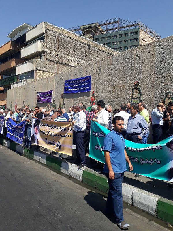 ظهر امروز جمعی از کسبه #پلاسکو در مقابل بنای تخریب شده این ساختمان در خیابان جمهوری اسلامی تجمع اعتراضی برگزار کردند ـ ایرنا SharghDaily