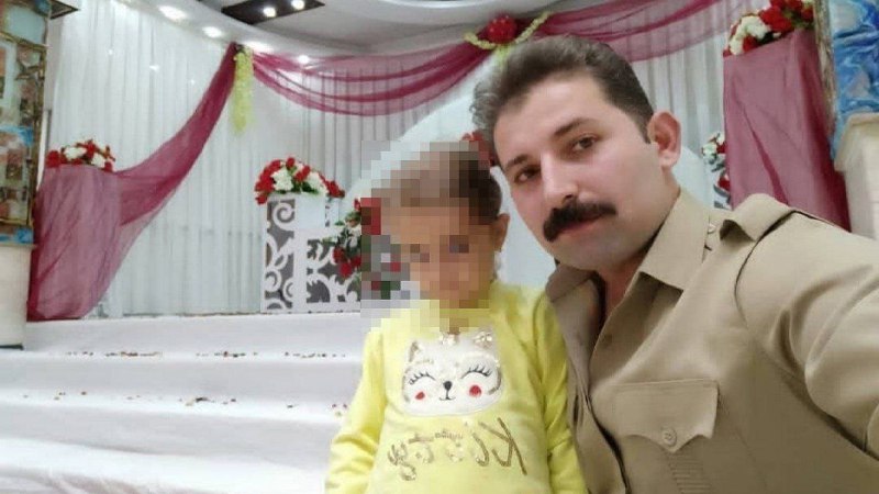 حضور گسترده مردم در مراسم تشییع و خاکسپاری کمال احمدپورروز جمعه بیست و هفتم آبان‌ماه، کمال احمدپور فرزند طاهر اهل مهاباد در جریان اعتراضات بر اثر شلیک نیروهای سرکوبگر جان خود را از دست داد.شنبه ۲۸ آبانkurdpa_farsiمراسم خاکسپاری #کمال_احمدپور در #مهاباد؛ شنبه، ۲۸ آبان. کمال احمدپور، پدر دو کودک خردسال بود که به ضرب ۳ گلوله ماموران حکومتی بیست و هفتم آبان در مهاباد کشته شد.RadioFarda_📡 @VahidOnlineحضور گسترده مردم در مراسم تشییع و خاکسپاری کمال احمدپورروز جمعه بیست و هفتم آبان‌ماه، کمال احمدپور فرزند طاهر اهل مهاباد در جریان اعتراضات بر اثر شلیک نیروهای سرکوبگر جان خود را از دست داد.شنبه ۲۸ آبانkurdpa_farsiمراسم خاکسپاری #کمال_احمدپور در #مهاباد؛ شنبه، ۲۸ آبان. کمال احمدپور، پدر دو کودک خردسال بود که به ضرب ۳ گلوله ماموران حکومتی بیست و هفتم آبان در مهاباد کشته شد.RadioFarda_📡 @VahidOnline