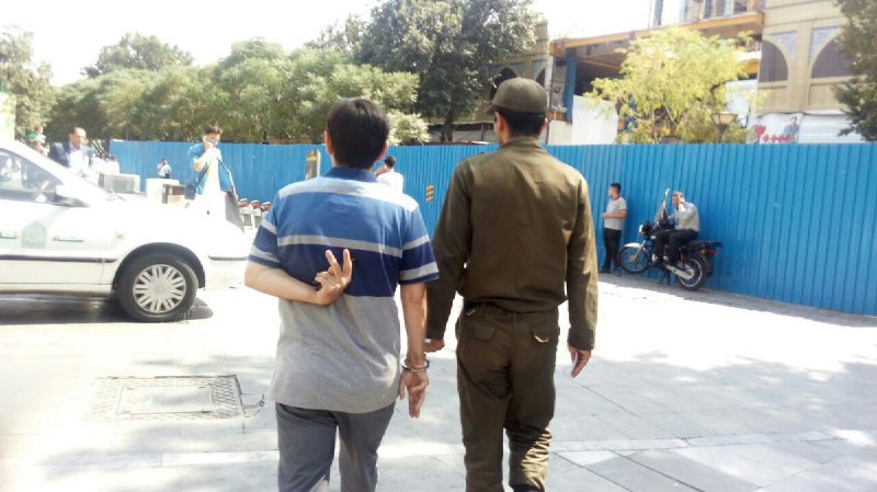 #محمود_بهشتی #معلم و فعال صنفی امروز هنگام بازداشت و انتقال به #زندان_اوین.بهشتی اعلام کرده بود از لحظه بازداشت #اعتصاب_غذا خواهد کرد .AhmadMedadi