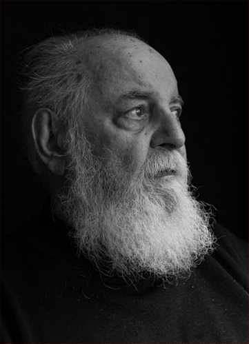 خانواده #هوشنگ_ابتهاج، شاعر سرشناس ایران، بامداد چهارشنبه ۱۹ مرداد از درگذشت او در سن ۹۴ سالگی خبر دادند.یلدا ابتهاج، دختر آقای ابتهاج، با انتشار بیتی از این شاعر در شبکه اجتماعی اینستاگرام نوشت که «سایه ما با هفت‌هزار سالگان سربه‌سر شد.» yaldaebtehaj«#سایه» تخلص هوشنگ ابتهاج بود، شاعری که هم در قالب نیمایی و هم غزل و مثنوی شعر می‌سرود.«دیرست گالیا...» از معروف‌ترین اشعار ابتهاج است که در کنار مضمون عاشقانه آن، دغدغه‌های سیاسی و اجتماعی او را نیز بازتاب می‌دهد. «ارغوان» نیز سروده پرطرفدار دیگر آقای ابتهاج است که خوانندگان متعددی آن را به آواز خوانده‌اند.#امیرهوشنگ_ابتهاج همچنین در سال‌های ۱۳۵۰ تا ۱۳۵۶ شمسی سرپرست برنامه گل‌ها در رادیوی ایران را بر عهده داشت و تصنیف‌های دلنشینی را از خود به یادگار گذاشت که یکی از شناخته‌شده‌ترین آنها تصنیف «تو ای پری کجایی» است.«چند برگ از یلدا»، «تا صبح شب یلدا»، «یادگار خون سرو»، «تاسیان» و «حافظ به سعی سایه» (دیوان حافظ با تصحیح ابتهاج) از جمله کتاب‌های اوست.@VahidHeadline📡 @VahidOnline