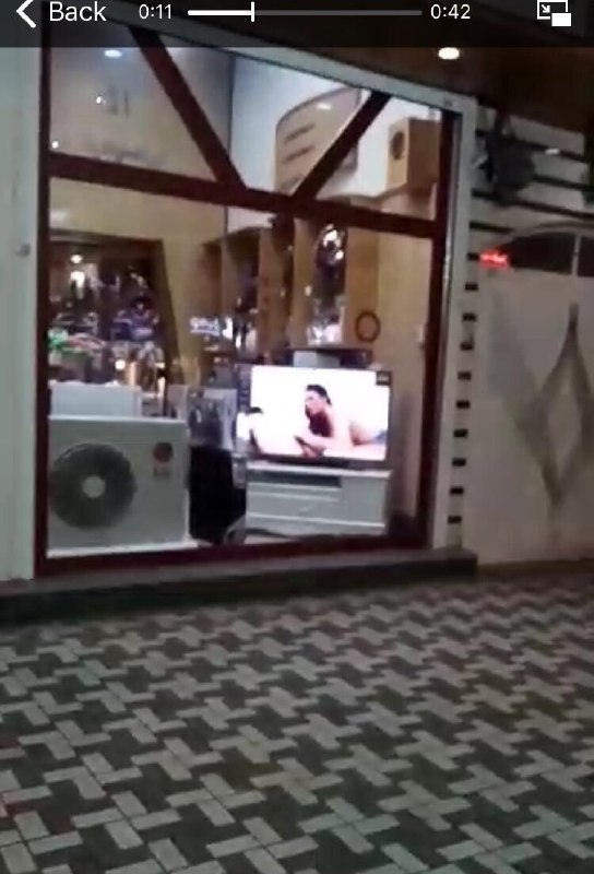 گویا در #رشت چندجوان شیطنت کرده و با موبایل روی تلویزیون یک مغازه فیلم #پورن پخش کرده‌اند.samadbeygi