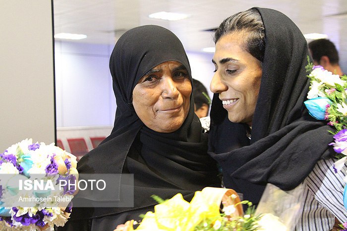 #فهمیه_زارعی (فوتسالیست) و مادرش در فرودگاه #بندرعباس. فقط حس و حال مادرش😇 AbdolHRezvani