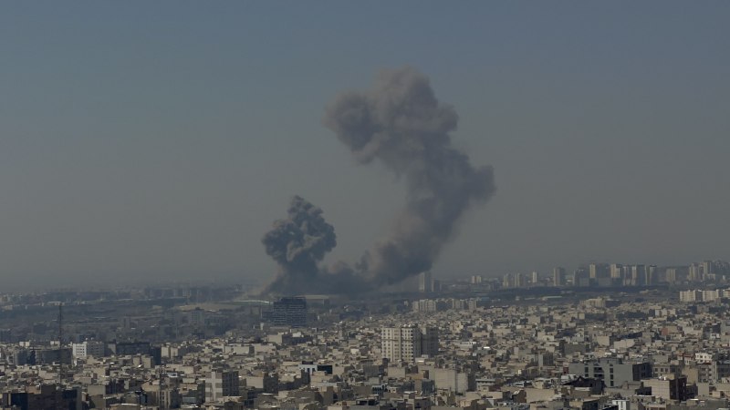 'دود انفجار حملات ساعت ۱۰