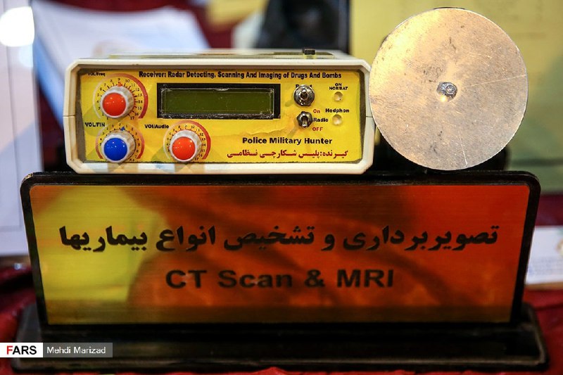 حالا از «#مستعان۱۱۰» اگه بگذریم این دستگاهی که در نمایشگاه «جهادگران علم و فناوری #بسیج» با حضور فرمانده #سپاه به نمایش عمومی دراومد جالب توجه بود. SamanMovahedاون بالا نوشته بمب و مواد پیدا می‌کنه، این پایین نوشته تشخیص بیماری.خدایا منو گاو کن😂PaCNPnDyFqqIwY5فقط املای هدفون 