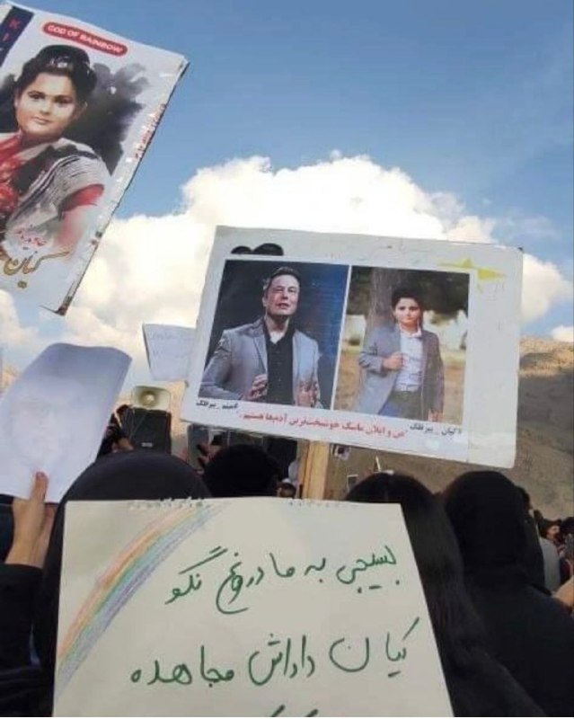 امروز دوشنبه پنجم دی ماه در ویدیوهایی که از شهر #ایذه منتشر شده است شمار کثیری از مردم با وجود جو شدید امنیتی در مراسم چهلم #کیان_پیرفلک، کودکی که بر اثر تیراندازی ماموران لباس شخصی در  ایذه کشته شد، حاضر شده‌اند.iranwire‌ در حالیکه حکومت ایران از مجاهد کورکور به عنوان یکی از عوامل حمله به مردم در ایذه یاد میکند و فیلمی از بازداشت او را پخش کرده است،‌ اما شهروندان ایذه این اتهام را قبول ندارندو امروز در مراسم چهلم کیان پیرفلک در حمایت از او شعار دادند.📹 @VahidHeadline📡 @VahidOnlineامروز دوشنبه پنجم دی ماه در ویدیوهایی که از شهر #ایذه منتشر شده است شمار کثیری از مردم با وجود جو شدید امنیتی در مراسم چهلم #کیان_پیرفلک، کودکی که بر اثر تیراندازی ماموران لباس شخصی در  ایذه کشته شد، حاضر شده‌اند.iranwire‌ در حالیکه حکومت ایران از مجاهد کورکور به عنوان یکی از عوامل حمله به مردم در ایذه یاد میکند و فیلمی از بازداشت او را پخش کرده است،‌ اما شهروندان ایذه این اتهام را قبول ندارندو امروز در مراسم چهلم کیان پیرفلک در حمایت از او شعار دادند.📹 @VahidHeadline📡 @VahidOnline