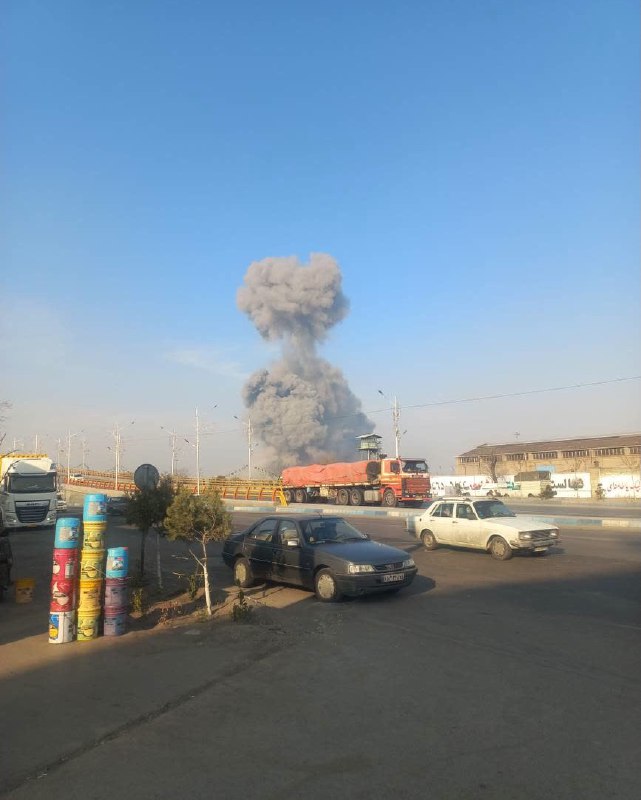 دود انفجارهای حملات 'صبح امروز به ناحیه صنعتی در غرب #تبریز'تصاویر دریافتی با شرح بالا، شنبه ۲۳ اسفندVahidساعتی پیش از حمله ارتش اسرائیل تصویر آخر بالا رو به عنوان هشدار تخلیه منتشر کرده بود و بعد از حمله هم منابع جمهوری اسلامی نوشتند تخلیه شده بود.📡 @VahidOnlineدود انفجارهای حملات 'صبح امروز به ناحیه صنعتی در غرب #تبریز'تصاویر دریافتی با شرح بالا، شنبه ۲۳ اسفندVahidساعتی پیش از حمله ارتش اسرائیل تصویر آخر بالا رو به عنوان هشدار تخلیه منتشر کرده بود و بعد از حمله هم منابع جمهوری اسلامی نوشتند تخلیه شده بود.📡 @VahidOnline