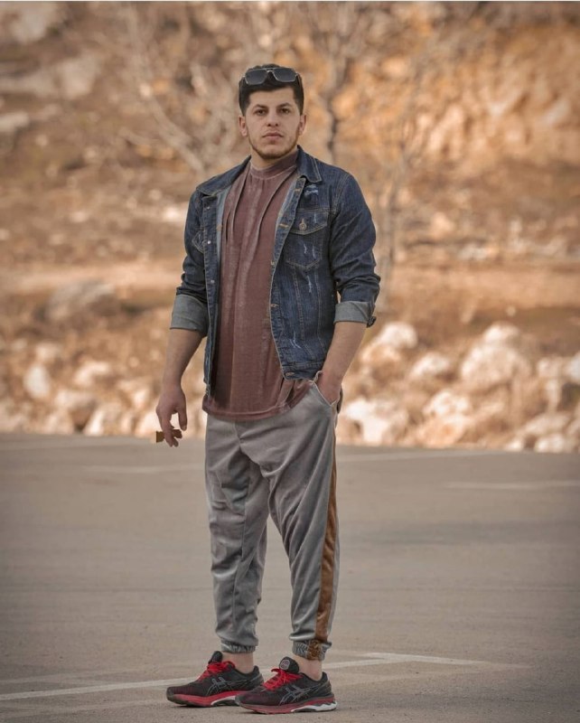 (پیکر بی‌جان در ویدیوی آخر)مراسم تشییع پیکر شهید #برهان_الیاسی'RojhatMokri, truskesadeghiهه‌نگاو از کشته شدن یک معترض اهل #جوانرود با نام #برهان_الیاسی، ۲۲ ساله با شلیک مستقیم ماموران حکومتی خبر داد.معترضان که روز شنبه، دهم دی، قصد شرکت در مراسم چهلم، هفت تن از کشته‌شدگان اعتراض‌ها در این شهر را داشتند، هدف تیراندازی و گاز اشک‌آور نیروهای حکومتی قرار گرفتند. HengawO, RadioFarda_ویدیویی از پیکر بی‌جان #برهان_الیاسی در بیمارستان و دیده می‌شود که گلوله/ها به شکم (پایین قفسه سینه) برخورد کرده است.برهان امروز در جریان مراسم چهلم جان‌باخته‌های جوانرود مورد اصابت گلوله قرار گرفت.FSeifikaran📡 @VahidOnline(پیکر بی‌جان در ویدیوی آخر)مراسم تشییع پیکر شهید #برهان_الیاسی'RojhatMokri, truskesadeghiهه‌نگاو از کشته شدن یک معترض اهل #جوانرود با نام #برهان_الیاسی، ۲۲ ساله با شلیک مستقیم ماموران حکومتی خبر داد.معترضان که روز شنبه، دهم دی، قصد شرکت در مراسم چهلم، هفت تن از کشته‌شدگان اعتراض‌ها در این شهر را داشتند، هدف تیراندازی و گاز اشک‌آور نیروهای حکومتی قرار گرفتند. HengawO, RadioFarda_ویدیویی از پیکر بی‌جان #برهان_الیاسی در بیمارستان و دیده می‌شود که گلوله/ها به شکم (پایین قفسه سینه) برخورد کرده است.برهان امروز در جریان مراسم چهلم جان‌باخته‌های جوانرود مورد اصابت گلوله قرار گرفت.FSeifikaran📡 @VahidOnline