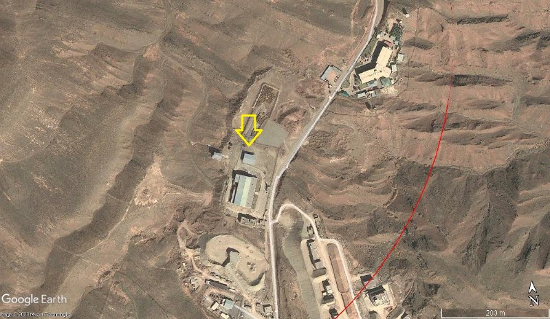 1️⃣ عکس های ماهواره ای از قبل و بعد انفجار در شرق تهرانBestFarsi2️⃣ مرکز انفجار ساختمان علامت گذاری شده در این تصویر است.3️⃣ در یکی از تصاویر ماهواره‌ای قدیمی‌تر (مربوط به سال ۲۰۱۱) دو شی استوانه ای فلزی به طول حدود هفت متر و قطر ۲ متر مشاهده می شوند که می توانند مخازنی قبل از نصب باشند. SnakeDocTopشما به شدت انفجار نگاه کنید آیا با اون منبع سوخته ای که صدا سیما نشان داد یکی هست؟Benders_hobbyمخزنی که توش  ۵ هزار لیتر گاز هست وقتی منفجر میشه نباید حداقل ۱۰ تیکه بشه؟ گوشه‌ش سوراخ شده فقط 🧐 Sam1Kiaدر نظام اسلامی وقتی مخازن گاز ۵۰۰۰ لیتری منفجر میشوند خود مخزن سالم میماند. marhoomakbar#انفجار_تهران📡 @VahidOnline1️⃣ عکس های ماهواره ای از قبل و بعد انفجار در شرق تهرانBestFarsi2️⃣ مرکز انفجار ساختمان علامت گذاری شده در این تصویر است.3️⃣ در یکی از تصاویر ماهواره‌ای قدیمی‌تر (مربوط به سال ۲۰۱۱) دو شی استوانه ای فلزی به طول حدود هفت متر و قطر ۲ متر مشاهده می شوند که می توانند مخازنی قبل از نصب باشند. SnakeDocTopشما به شدت انفجار نگاه کنید آیا با اون منبع سوخته ای که صدا سیما نشان داد یکی هست؟Benders_hobbyمخزنی که توش  ۵ هزار لیتر گاز هست وقتی منفجر میشه نباید حداقل ۱۰ تیکه بشه؟ گوشه‌ش سوراخ شده فقط 🧐 Sam1Kiaدر نظام اسلامی وقتی مخازن گاز ۵۰۰۰ لیتری منفجر میشوند خود مخزن سالم میماند. marhoomakbar#انفجار_تهران📡 @VahidOnline