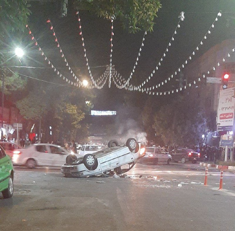 تصاویر دریافتی از  #بجنورد در خراسان شمالیآتش زدن دکه و خودروی نیروی انتظامیدر پیامی نوشته بودند