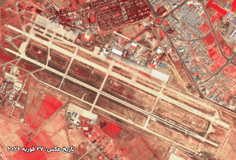 🔹 جزئیات حمله به پایگاه هفتم شکاری شیراز براساس آخرین تصاویر ماهواره سنتینل ۲📆 تاریخ نقشه جدید (بعد از حمله) مربوط به ۶ مارس ۲۰۲۶ (۱۵ اسفند ۱۴۰۴) است. 1️⃣ رمپ پروازی ناوگان هواپیماهای ترابری C-130E/H هرکولس نیروی هوایی ارتش جمهوری اسلامی هدف گرفته شده و در عکس، دست‌کم دو هواپیما مورد اصابت قرار گرفته‌اند.2️⃣ رمپ پروازی مشترک ناوگان ترابری C-130E/H نیروی هوایی و ایلیوشین IL-76 سپاه مورد اصابت قرار گرفته و به نظر می‌رسد دست‌کم دو هواگرد هدف گرفته شد‌ه‌اند.3️⃣ بر اساس ویدیوی سنتکام، دو فروند جنگنده تهاجمی سوخوی Su-22 فیتر نیروی هوافضای سپاه پاسداران در این نقطه مورد حمله قرار گرفته و نابود شده‌اند. آثار سوختگی در تصویر ماهواره‌ای کاملا مشخص است.👈 مکان‌یابی روی نقشه گوگل🌐 @Factnameh