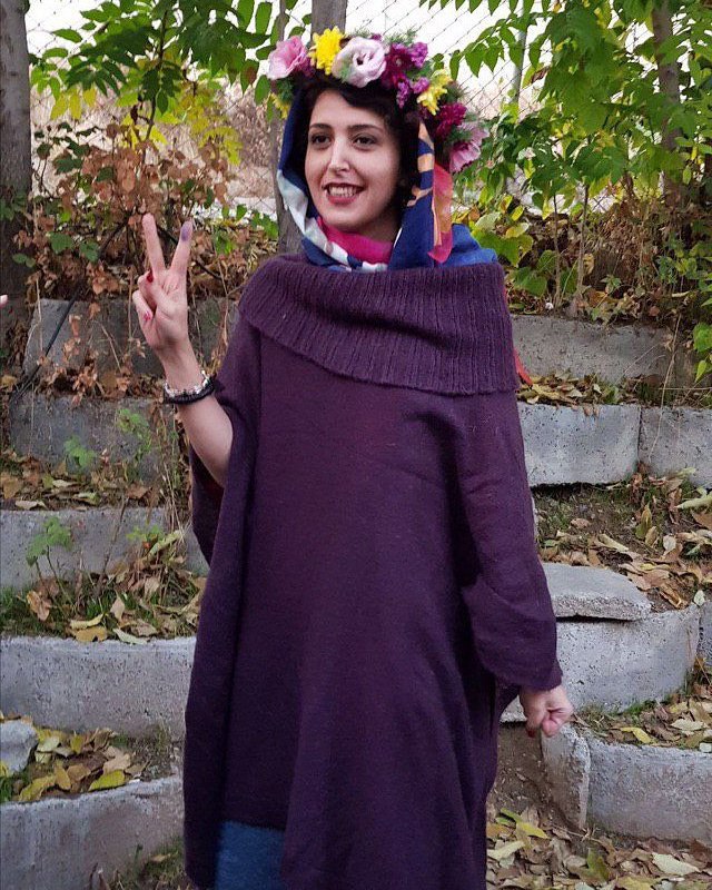 #عسل_محمدی، فعال کارگری و از متهمان پرونده اعتراضات #هفت_تپه، ساعتی قبل با تودیع قرار وثیقه به طور موقت از زندان #اوین آزاد شد. hra_newsاو در دادگاه بدوی به ۱۸ سال حبس محکوم شده است (۷ سال قابل اجرا)united4iranاما هنوز از این جمع #ندا_ناجی و البته صدها زندانی سیاسی و عقیدتی دیگر در زندان هستند ... ShahedAlavi📡 @VahidOnline