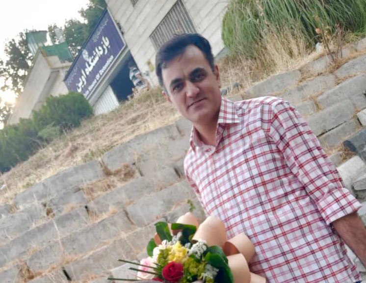 #سعید_ملک‌پور پس از تحمل حدود ۱۱ سال زندان، به مرخصی آمد.Mostafaa_Aziziدر ۳۳ سالگی دستگیر و به اعدام محکوم شده بود. ۵ سال بعد با یک درجه تخفیف، حکمش شد حبس ابد.📡 @VahidOnline