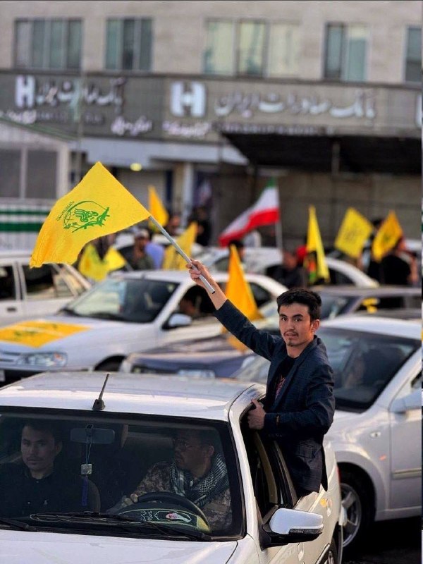 خبرگزاری تسنیم وابسته به سپاه پاسداران ویدیویی از رژه موتوری اعضای فاطمیون، نیروهای نیابتی سپاه قدس متشکل از شهروندان افغانستانی‌ در خیابان‌های تهران منتشر کرده است. همزمان با جنگ، رژه نیروهای شبه‌نظامی بیگانه نیابتی نظام مانند حشدالشعبی و زینبیون نیز منتشر شده است؛ گروه‌‌های شبه‌نظامی که متهم به مشارکت در سرکوب مردم ایران توسط جمهوری‌اسلامی هستند.@VahidOOnLineدر روزهای گذشته گزارش‌هایی از سطح شهر تهران منتشر شده بود که شهروندان گفته بودند در ایست‌بازرسی‌های شهری برخی از اعضای مسلح لشکر فاطمیون را دیده‌اند که در حال فعالیت بودند.لشکر فاطمیون وابسته به سپاه قدس متشکل از شبه‌نظامیان شیعه افغان است که در ابتدا در حمایت از بشار اسد تشکیل شد.@VahidHeadline📡 @VahidOnlineخبرگزاری تسنیم وابسته به سپاه پاسداران ویدیویی از رژه موتوری اعضای فاطمیون، نیروهای نیابتی سپاه قدس متشکل از شهروندان افغانستانی‌ در خیابان‌های تهران منتشر کرده است. همزمان با جنگ، رژه نیروهای شبه‌نظامی بیگانه نیابتی نظام مانند حشدالشعبی و زینبیون نیز منتشر شده است؛ گروه‌‌های شبه‌نظامی که متهم به مشارکت در سرکوب مردم ایران توسط جمهوری‌اسلامی هستند.@VahidOOnLineدر روزهای گذشته گزارش‌هایی از سطح شهر تهران منتشر شده بود که شهروندان گفته بودند در ایست‌بازرسی‌های شهری برخی از اعضای مسلح لشکر فاطمیون را دیده‌اند که در حال فعالیت بودند.لشکر فاطمیون وابسته به سپاه قدس متشکل از شبه‌نظامیان شیعه افغان است که در ابتدا در حمایت از بشار اسد تشکیل شد.@VahidHeadline📡 @VahidOnline