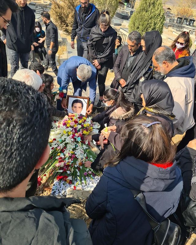 #عباس_شفیعی، کشته‌شده #اعتراض_سراسری و کیک تولدی با شعار #زن_زندگی_آزادی RadioFarda_عباس شفیعی، روز ۱۲ آبان، چهلم حدیث نجفی با شلیک مستقیم ماموران مجروح می‌شود. بنا به اظهارات برادر وی، عباس روز ۱۴ آبان و پس از عمل پیوند رگ در بیمارستان جان می‌سپارد.عباس در حال رفتن به محل کار بوده که ابتدا با ضربات باتون ماموران مواجه و سپس با شلیک این ماموران زخمی می‌شود. ManotoNewsتصاویری در اینستاگرام