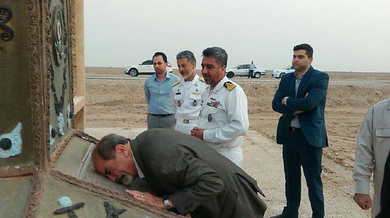 اشک‌های ناخدا #هوشنگ_صمدی فرمانده گردان #تکاوران_دریایی_بوشهر سر مزار نیروهای تکاور شهید خود در #نبردخرمشهر؛ کوچه به کوچه جنگیدند. ehsan_soltani