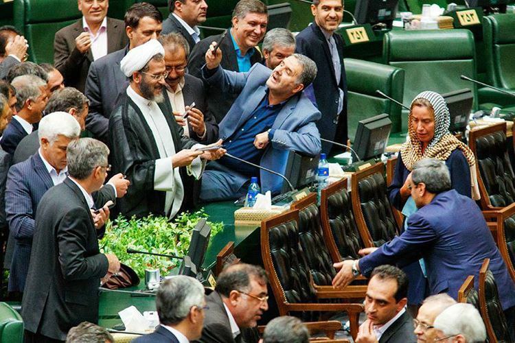 یارو نماینده پارلمان ماست واسه یه سلفی با موگرینی ۲۸ تا مفصل بدنش رو خم کرده اونوقت میگن مردم چرا دور پلاسکو و بمب گذاری مجلس جمع میشن unluckylook