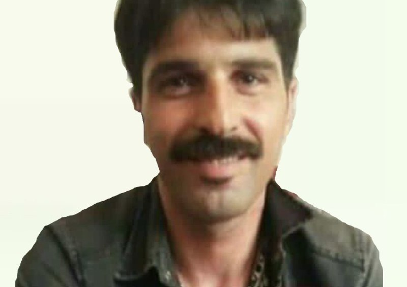 ⚠️ جوان اسفراینی، با تیراندازی پلیس به «قتل رسید»در پی انتشار ویدیوی درگیری و گزارش مرگ یک شهروند ۳۷ ساله در #اسفراین به دلیل تیراندازی و ضرب و جرح از سوی ماموران پلیس،‌ دادستان نظامی خراسان شمالی از طرح شکایت خانواده قربانی و تشکیل پرونده خبر داد.شهروندی که در این حادثه جان خود را از دست داده #محسن_مین‌باشی نام داشته و ۳۷ ساله بوده است.دادستان نظامی خراسان شمالی اشاره کرد پزشکی قانونی و ضابطان قضایی در حال بررسی محل درگیری،‌ فیلم‌های دوربین مداربسته،‌ اظهارات شهود و نحوه مرگ این شهروند جوان هستند.روز شنبه ویدیویی منتشر شد که نشان می‌داد چند مامور انتظامی در یکی از خیابان‌های اسفراین، در حالی که یک شهروند روی زمین است،‌ او را کتک می‌زنند. فردی در این ویدیو دو بار تکرار می‌کند که پلیس این شهروند را هدف گلوله خود قرار داده است.iranintlچندروز پیش رسانه‌های داخلی خبری با این عنوان منتشر کرده بودند