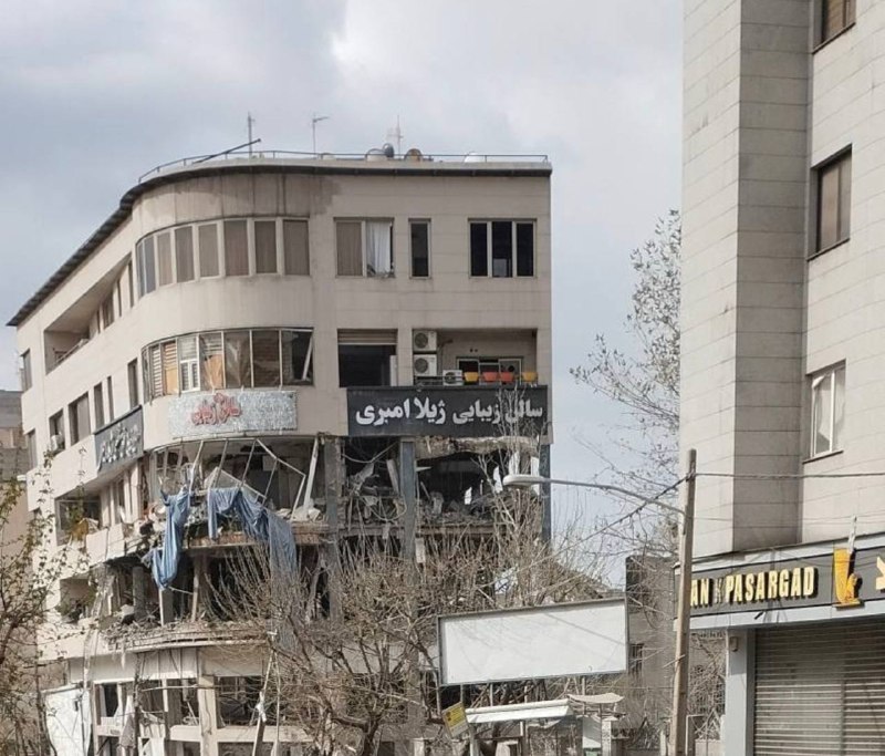 'حمله به ساختمانی در میدان هروی #تهران حدود ساعت ۹ صبح یکشنبه ۹ فروردین'تصاویر دریافتی از شهروندان + منتشر شده در شبکه‌های اجتماعیVahidتلویزیون قطری العربی روز یک‌شنبه نهم فروردین خبر داد که ساختمان دفتر این شبکه تلویزیونی در میدان هروی تهران هدف اصابت موشک‌های اسرائیل قرار گرفته است.در گزارش این شبکه آمده که موشکی که از پهپاد شلیک شده در حین اجرای برنامه زنده به این ساختمان برخورد کرده است.کارکنان این شبکه تلویزیونی در تهران مجروح نشده‌اند، اما به گفته خبرنگار این شبکه در ساختمان‌های مجاور «ده نفر زخمی» شده‌اند.@VahidHeadline📡 @VahidOnline'حمله به ساختمانی در میدان هروی #تهران حدود ساعت ۹ صبح یکشنبه ۹ فروردین'تصاویر دریافتی از شهروندان + منتشر شده در شبکه‌های اجتماعیVahidتلویزیون قطری العربی روز یک‌شنبه نهم فروردین خبر داد که ساختمان دفتر این شبکه تلویزیونی در میدان هروی تهران هدف اصابت موشک‌های اسرائیل قرار گرفته است.در گزارش این شبکه آمده که موشکی که از پهپاد شلیک شده در حین اجرای برنامه زنده به این ساختمان برخورد کرده است.کارکنان این شبکه تلویزیونی در تهران مجروح نشده‌اند، اما به گفته خبرنگار این شبکه در ساختمان‌های مجاور «ده نفر زخمی» شده‌اند.@VahidHeadline📡 @VahidOnline