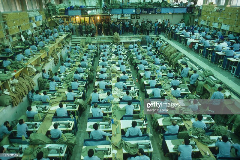 زندانیان سیاسی در حال دوختن لباس برای رزمندگانبهمن ۱۳۶۴ زندان اوین، عکس از کاوه کاظمی IranHistoryPics via gettyimages فکر کنید لباس شهدایی که بعنوان باقیمانده متعلقات تحویل ملت شدند را یکسری دکتر مهندس با طیف گسترده گرایش‌های سیاسی مخالف ج‌ا تهیه کرده‌اند که درست آخر جنگ با وجود تحمل دوره مجازات و کار اجباری قتل عام شدند.#تابستان۶۷freeman010جنگ که تموم شد دیگه نیازی بهشون نبود، اعدامشون کردن pooskanدر ابعاد بزرگتر