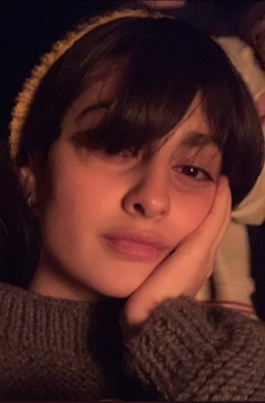 براساس گزارش‌های میدانی، مراسم خاکسپاری #یلدا_آقافضلی، ساعاتی پیش در حضور  نیروهای امنیتی در بهشت‌زهرا برگزار شد.▪️یلدا ۱۹ساله، روز چهارم آبان بازداشت وبعد از ده روز آزاد شد. او به فاصله کمی بعد از آزادی در خانه فوت کرد. خودکشی و اوردوز به عنوان دلایل فوت او اعلام شده است. VOAfarsiمراسم خاکسپاری یلدا آقا فضلی دختر هنرمند ۱۹ ساله‌ای که بعد از آزادی از زندان قرچک در خانه درگذشته، روز شنبه ۲۱ آبان تحت تدابیر شدید امنیتی در بهشت‌زهرا برگزار شده است. یلدا آقافضلی روز چهارم آبان در حوالی خیابان انقلاب تهران بازداشت و روز ۱۵ آبان آزاد شده بود. او روز ۲۰ آبان ماه در خانه فوت کرده و پلیس علت مرگ را «‌اوردوز» اعلام کرده است.IranIntlrozhshnm, Dopescientisttدرباره صدایی که در آخرین ویدیو شنیده میشه گفته میشه که آخرین پیامش بوده به دوستش. 📡 @VahidOnlineبراساس گزارش‌های میدانی، مراسم خاکسپاری #یلدا_آقافضلی، ساعاتی پیش در حضور  نیروهای امنیتی در بهشت‌زهرا برگزار شد.▪️یلدا ۱۹ساله، روز چهارم آبان بازداشت وبعد از ده روز آزاد شد. او به فاصله کمی بعد از آزادی در خانه فوت کرد. خودکشی و اوردوز به عنوان دلایل فوت او اعلام شده است. VOAfarsiمراسم خاکسپاری یلدا آقا فضلی دختر هنرمند ۱۹ ساله‌ای که بعد از آزادی از زندان قرچک در خانه درگذشته، روز شنبه ۲۱ آبان تحت تدابیر شدید امنیتی در بهشت‌زهرا برگزار شده است. یلدا آقافضلی روز چهارم آبان در حوالی خیابان انقلاب تهران بازداشت و روز ۱۵ آبان آزاد شده بود. او روز ۲۰ آبان ماه در خانه فوت کرده و پلیس علت مرگ را «‌اوردوز» اعلام کرده است.IranIntlrozhshnm, Dopescientisttدرباره صدایی که در آخرین ویدیو شنیده میشه گفته میشه که آخرین پیامش بوده به دوستش. 📡 @VahidOnline