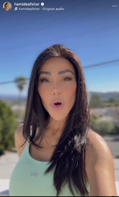 وزارت خارجه آمریکا از بازداشت و لغو اقامت دائم دو عضو خانواده قاسم سلیمانی، فرمانده پیشین نیروی قدس سپاه پاسداران، خبر داد. این وزارتخانه اعلام کرد که حمیده سلیمانی افشار و دخترش پس از لغو وضعیت اقامت دائم به دستور مارکو روبیو، از سوی ماموران فدرال بازداشت شدند و اکنون در بازداشت اداره مهاجرت قرار دارند.حمیده سلیمانی افشار، برادرزاده یا خواهرزاده قاسم سلیمانی بوده است.در بیانیه وزارت خارجه آمریکا آمده است که بنا بر گزارش‌های رسانه‌ای و اظهارنظرهای منتشرشده در شبکه‌های اجتماعی خود او، سلیمانی افشار از حامیان «صریح حکومت تمامیت‌خواه و تروریستی ایران» است.این بیانیه افزود که سلیمانی افشار حملات علیه سربازان و تاسیسات نظامی آمریکا در خاورمیانه را ستایش کرده، مجتبی خامنه‌ای را تحسین کرده، آمریکا را «شیطان بزرگ» نامیده و از سپاه پاسداران که در فهرست سازمان‌های «تروریستی» قرار دارد، حمایت کرده است.پست‌های منتشرشده در حساب اینستاگرام او که به‌تازگی حذف شده اشاره شده و گفته شده است که وی در لس‌آنجلس زندگی مجللی داشته است.علاوه بر لغو اقامت دائم سلیمانی، همسر او نیز از ورود آمریکا منع شده است.@VahidOOnLineمارکو روبیو، وزیر امور خارجه ایالات متحده، با انتشار پیامی در شبکه اجتماعی ایکس، جزئیات ابطال اقامت و بازداشت حمیده سلیمانی افشار و دخترش را اعلام کرد.روبیو با اشاره به اینکه آن‌ها تا پیش از این با داشتن اقامت دائم (گرین‌کارت)، زندگی مجللی در آمریکا داشتند، افشار را حامی صریح جمهوری اسلامی معرفی کرد که حملات علیه آمریکایی‌ها را جشن گرفته و از ایالات متحده با عنوان «شیطان بزرگ» یاد کرده است.وزیر امور خارجه دولت ترامپ تاکید کرد که وضعیت قانونی این دو نفر ابطال شده و آن‌ها هم‌اکنون در بازداشت اداره مهاجرت (ICE) در انتظار اخراج از کشور هستند. او تصریح کرد