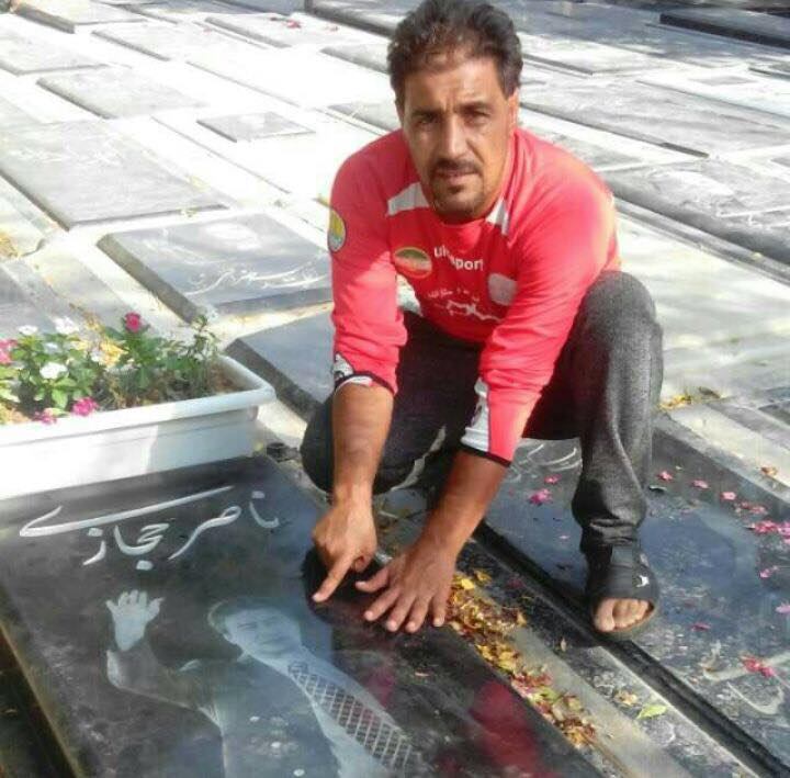 #استقلالی ها و #پرسپولیسی های مختلفی به این عکس پخش شده در شبکه‌های اجتماعی واکنش منفی شدید نشون دادند.📡 @VahidOnline#حجازی #قبر #کری #۶تایی #قرمزآبی #کری‌خوانی #فوتبال #استقلال #پرسپولیس #قبر